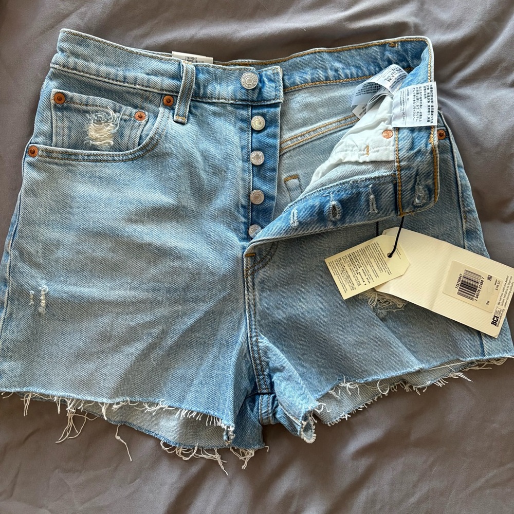 NWT Levi’s Ribcage Denim Shorts